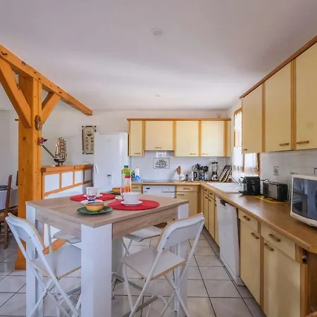 Bourg, Maison Pour 6 Personnes Avec Terrasse Et Jardin